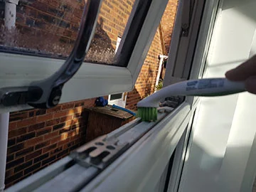 inside window cleaning using brusch
